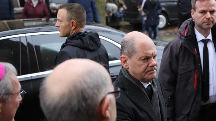 Vor der Vicelinkirche wurde Bundeskanzler Olaf Scholz vom schleswig-holsteinischen Ministerpräsidenten Daniel Günther begrüßt.