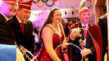 Prinz Marvin und Prinzessin Anja warfen beim großen Kappenfest in Ascheffel Bonbons in die feiernde Menge.