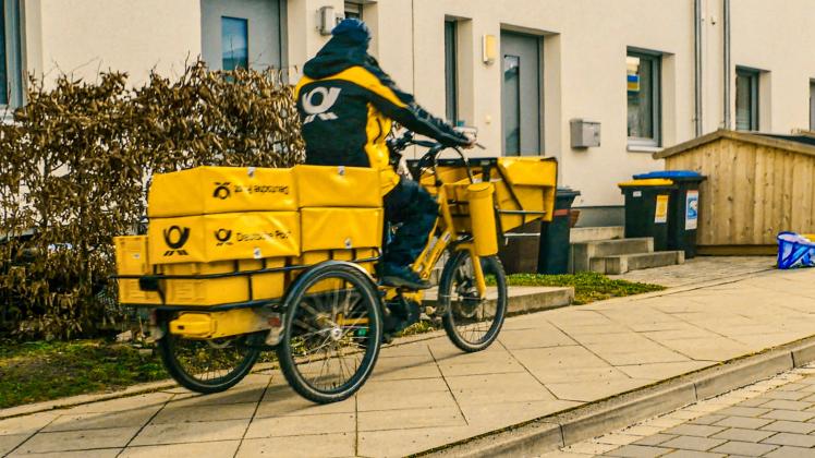 RECORD DATE NOT STATED Deutsche Post Briefträger Postzustellung Fahrrad Dreirad - gesehen am 04.02.2023 in Hannover *** 