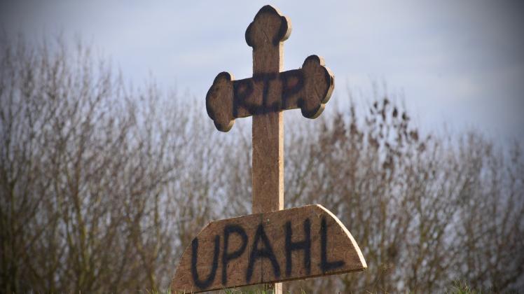 Immer neue Zeichen des Protestes sind in Upahl zu sehen. Dazu zählt auch dieses Kreuz.