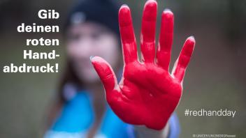 Rote Hände als Symbol: Am Red-Hand-Day wird weltweit mit Aktionen auf das Verbot von Kindersoldaten aufmerksam gemacht.