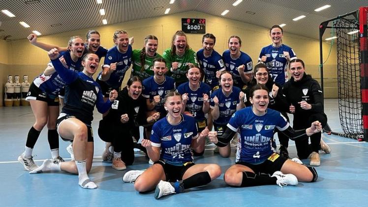 So sehen Siegerinnen aus: die Mannschaft der Rostock Dolphins nach dem Erfolg gegen Pfeffersport Berlin
