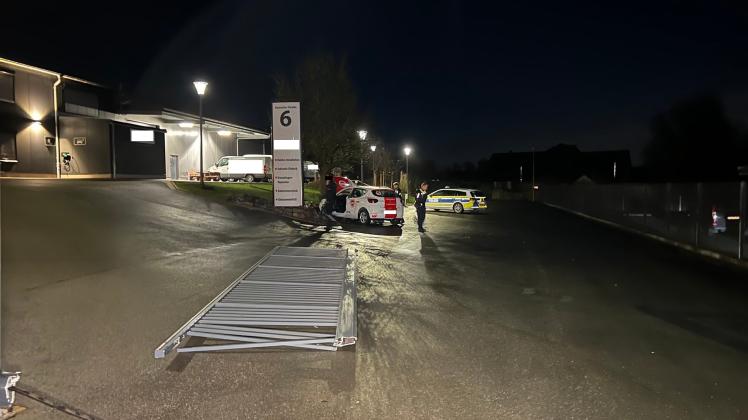 Am Sonntagabend ist ein Autofahrer ersten Informationen zufolge bei einem Unfall in Georgsmarienhütte eingeklemmt und schwer verletzt worden.
