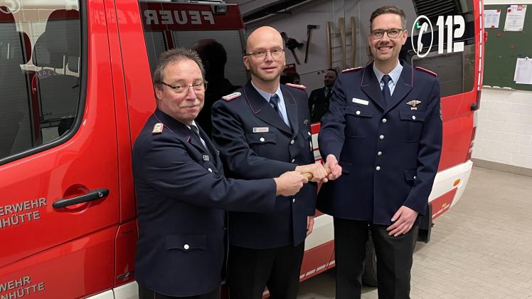 Von links: Ralf Heine hört zum 1.9.2023 als Ortsbrandmeister der Feuerwehr Alt-Georgsmarienhütte auf, Michael Steffen und Stellvertreter Mathias Bäumer folgen ihm nach.