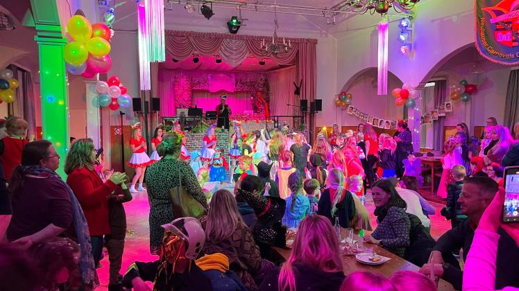 Die Kinder waren kaum zu stoppen und füllten sofort die Tanzfläche im Saal des Hotels Hannover zum Kinderkarneval in Neuhaus.
