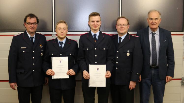 Ortsbrandmeister Rolf Schleußinger (l.), Stefan Böhning (stellvertretender Ortsbrandmeister, 2. v. r.) und Ortsvorsteher Joachim Drengk (r.) gratulierten Rene Wübbeler (v. l.) und Kevin Eickmeyer (beide zum Oberfeuerwehrmann befördert).