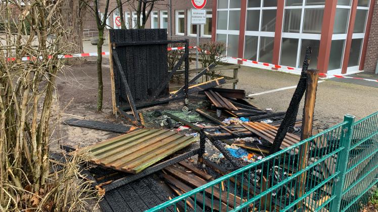 Auf dem Gelände der Grundschule im Ortsteil Wallenhorst blieb nach dem Feuer nur ein Haufen aus verkohlten Brettern zurück. 