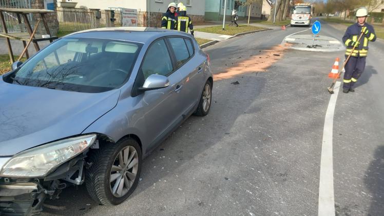 Nicht mehr fahrbereit war der Pkw nach dem Unfall auf der Garzer Verkehrsinsel.