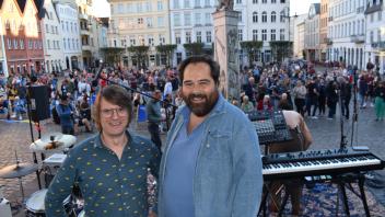 Die Macher vom Musikklub Schwerin: Carsten Stotco und Martin Neuhaus (r.) laden ein zum Festival im Säulengebäude.