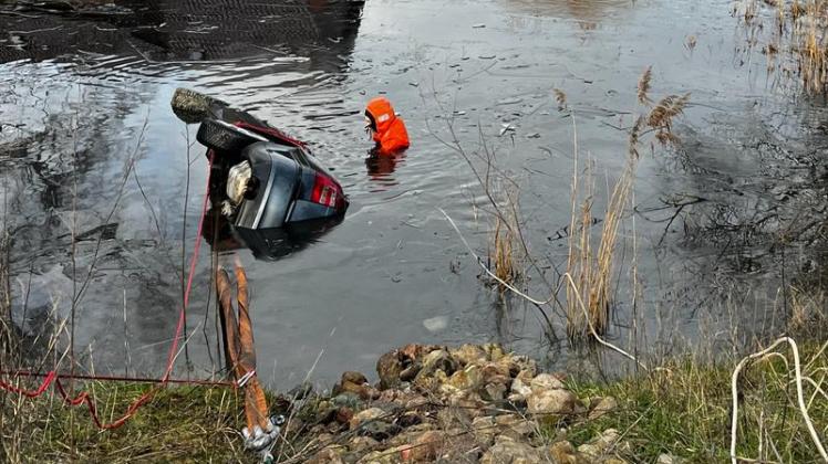 Ein Auto im Teich