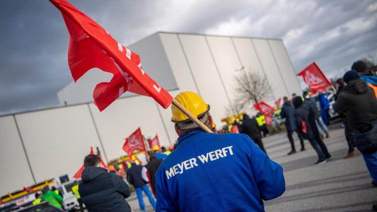 Drohender Arbeitsplatzabbau - Protest vor der Meyer Werft
