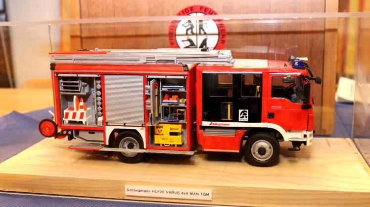 Modell im Maßstab 1:24: So soll das neue Hilfeleistungslöschgruppenfahrzeug (HLF) der Lintorfer Feuerwehr aussehen. 