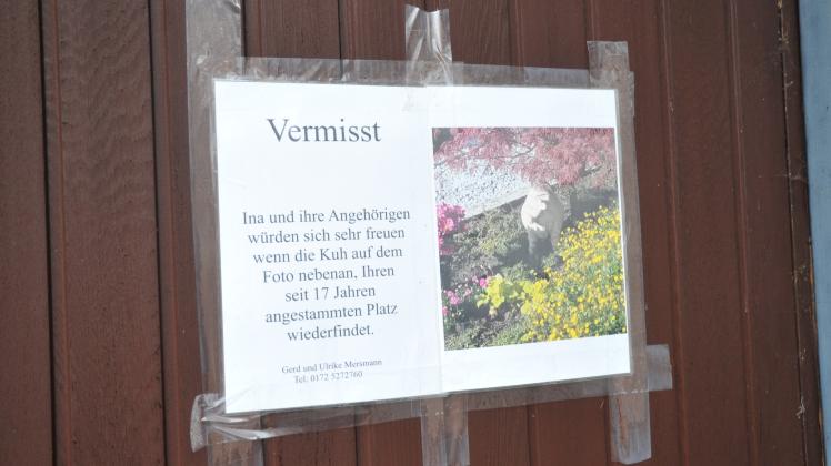 Mit diesem Aushang an der Friedhofskapelle in Rhede bitten Ulrike und Gerd Mersmann um die Rückgabe der Kuhfigur.