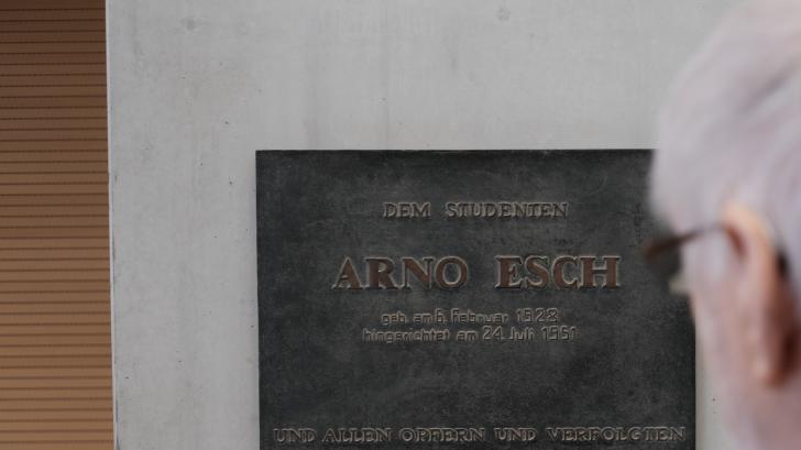 Zwei Hörsäle auf dem Universitäts-Campus in der Ulmenstraße sind nach dem ehemaligen Studenten benannt. Im Foyer erinnert eine Gedenktafel an sein Schicksal.