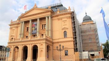 Die Leitung des Mecklenburgischen Staatstheaters hat den Theaterball abgesagt.