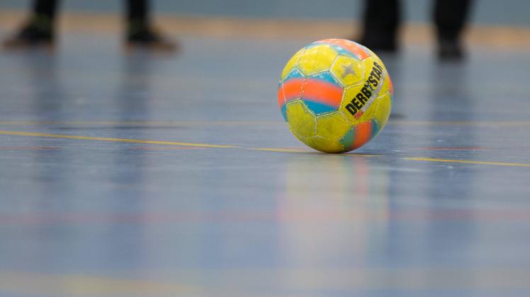 Deutschland 26. Januar 2020: Symbolbild für Fussball, ein Fussball liegt auf dem Hallenboden bei einem Spiel im Hallenfu