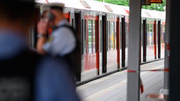 Mann an Bahnhof von S-Bahn überrollt - Mordkommission ermittelt