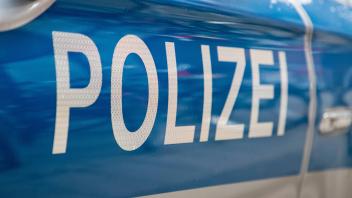 Polizei Symbolbild Koeln, 10.01.2021: Schriftzug Polizei in Nahaufnahme am Polizeiwagen als Symbolbild. Koeln Nordrhein-