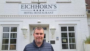 Mike Eichhorn vor seinem Restaurant Eichhorn‘s in Risum-Lindholm.