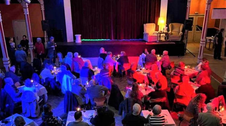 Voller Saal im „Mecki“, hier ist alles für einen guten Theaterabend vorbereitet. 