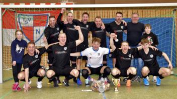  Verdienter Sieger: Die BP Allstars mit Björn Petersen (hinten Mitte) bejubelten ihren Turniersieg am Sonntag beim Taverne Rhodos-Cup in Niebüll.