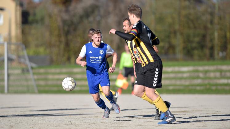 Eine seiner erst zwei Niederlagen musste der FSV Nordost Rostock (links Oliver Wiesenthal) beim 0:1 gegen den Internationalen FC Rostock (hier Clemens Kujat, dahinter Felix Gumpert) hinnehmen.