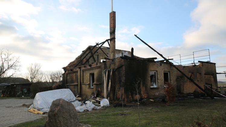 Sülten Brand Reedhaus 4.Februar 2022, 22.20 Uhr. Aufnahme vom 6. Februar.