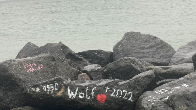 Auf der Westmole sind etliche der Steine der Mole mit Namen von Verstorbenen beschrieben, das finden gerade Touristen aber auch Einheimische befremdlich und zeigt, dass ein Ort fehlt, wo auf See Bestatteten gedenkt werden kann. 