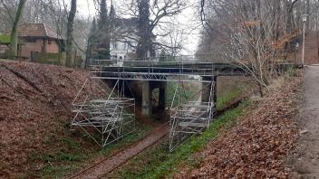 Ein Gerüst kündet von der bevorstehenden Erneuerung der Brücke, die in der Sebastian-Kneipp-Straße über die Eisenbahntrasse Malente - Lütjenburg führt.