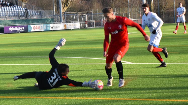 Mit der rechten Hand erwischt der Oldenburger Torwart Yurii Skybinskyi den Ball vor dem Fuß von Angreifer Rasmus Tobinski.