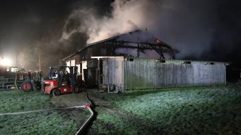Bei einem Brand wurde die rechte Seite einer Lagerhalle durch ein Feuer stark beschädigt.