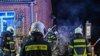 Am Dienstagmorgen brannte in Großenbrode ein Wohnwagen direkt neben einem Wohnhaus komplett aus. 