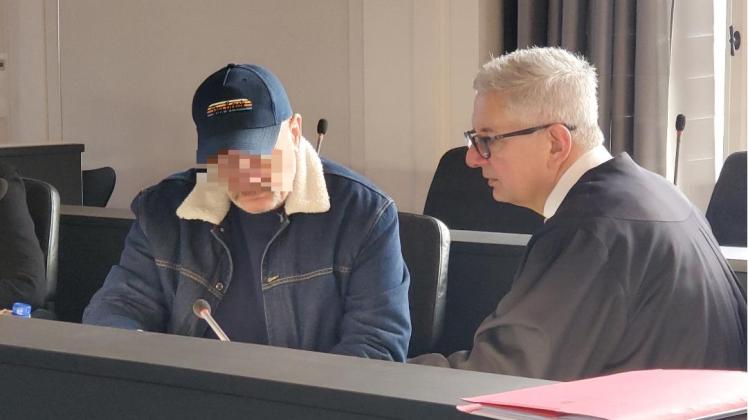 Der Angeklagte und sein Anwalt zum Prozessauftakt vor dem Landgericht Schwerin