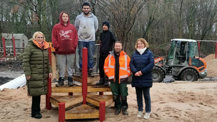 Von links: Oberbürgermeisterin Katharina Pötter, Marco Pieper, Dogus Kutbas, Reners Mohi, OSB-Ausbilder Peter Kohlbrecher und Schulleiterin Brigitte Vollmer.