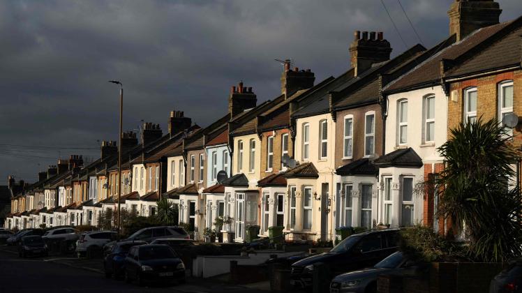 A picture shows terraced houses in southeast London on January 13, 2023. - The Financial Conduct Authority has warned that some 770,000 British households are either at risk of a mortgage shortfall over the next two years or are already behind with payments. (Photo by Daniel LEAL / AFP)