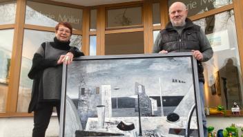 Das Galeristenpaar Ulrike S. Möller mit ihrem Mann Peter und einem Bild von Michael Hegewald. 