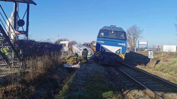 Bei dem Unfall an einem unbeschrankten Bahnübergang in Meppen-Bokeloh sind ein Güterzug und ein Lkw zusammengestoßen.