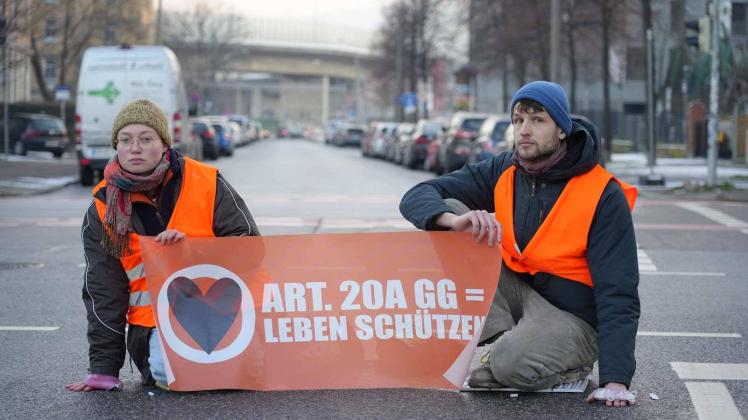 Datum: 06.02.2023 / Ort: Dresden Klima-Aktivisten der Letzten Generation blockierten am spaeten Montagnachmittag ab 16 U