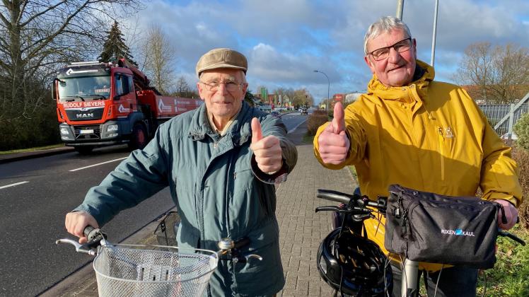 Die Gadebuscher Rudolf Pieper und Hartwig Meyer (r.) sind optimistisch, dass der Gehweg in der Rehnaer Straße auch für Radfahrer freigegeben wird.