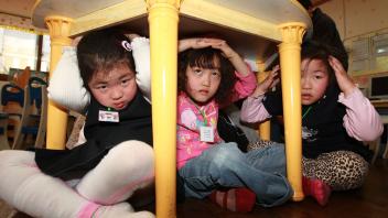 Bildnummer: 55041038  Datum: 18.03.2011  Copyright: imago/Xinhua(110318) -- SEOUL, March 18, 2011 (Xinhua) -- South Korean children of Songpa Kindergarten crouch under desks in their classroom during an earthquake drill in Seoul, South Korea, on March 18, 2011. (Xinhua/Park Jin Hee) (zyw) SOUTH KOREA-SEOUL-KINDERGARTEN-DRILL PUBLICATIONxNOTxINxCHN Gesellschaft kbdig xsk 2011 quer  o0 Erdbeben Übung Katrastrophenschutz Katastrophenschutzübung Kinder Tisch unter Schutz suchenBildnummer 55041038 Date 18 03 2011 Copyright Imago XINHUA  Seoul March 18 2011 XINHUA South Korean Children of Songpa Kindergarten Crouch Under desks in their Classroom during to Earthquake Drill in Seoul South Korea ON March 18 2011 XINHUA Park Jin Hee zyw South Korea Seoul Kindergarten Drill PUBLICATIONxNOTxINxCHN Society Kbdig xSK 2011 horizontal o0 Earthquakes Exercise Katrastrophenschutz Civil protection exercise Children Table under Protection Search 