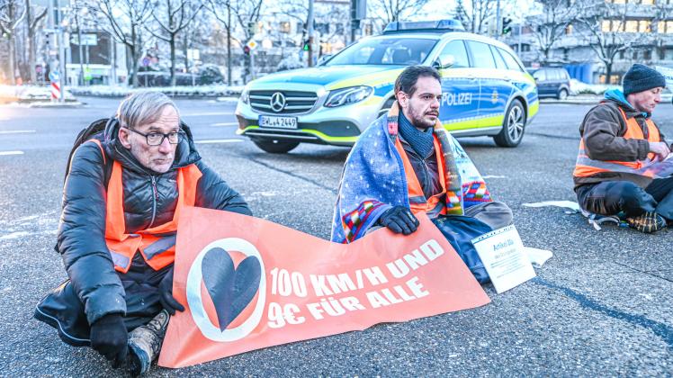 Straßenblockade der Â«Aufstand der letzten GenerationÂ» in Aale, 19.01.2023, Baden-Württemberg, Aalen: Sechs Klimaaktivi