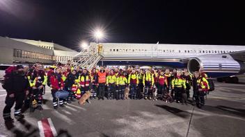 Ein 57-köpfiges Team der Organisation (I.S.A.R.) Germany und des Bundesverbands Rettungshunde startet vom Flughafen Köln zur Hilfseinsatz für Erdbebenopfer in der Türkei. Unter uhnen ist auch Bernd Laarsen aus Rendsburg