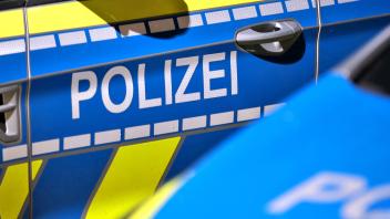03.02.2023, Iserlohn, Ein Einsatzwagen der Polizei auf einem Einsatz - Nahaufnahme Detailfoto Schriftzug Polizei Nordrhe
