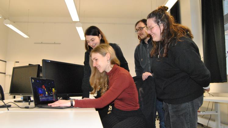 Von Konzept zum Spiel: Im vierten Semester in der Designschule steht für die Schüler ein 3D-Projekt in Gruppenarbeit auf dem Lehrplan. Elli Düwell (v.l.) Rebecca Grimmer (h.l.), Vik Bock (m.), Julia Heinrich (v.r.) und Freyja Kulzer zeigen ihr Projekt „Higanbana“.