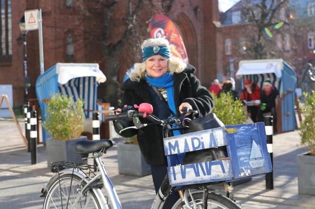 Seit 30 Jahren bei den NNN: Maria Pistor ist mit ihrem Fahrrad in Warnemünde auf der Jagd nach Geschichten. 