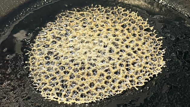 Korallenhippen entstehen, wenn in der Pfanne im Teig die Luftbläschen platzen und sich solche bizarren „Netze“ bilden. Korallenhippen entstehen, wenn in der Pfanne im Teig die Luftbläschen platzen und sich solche bizarren „Netze“ bilden.