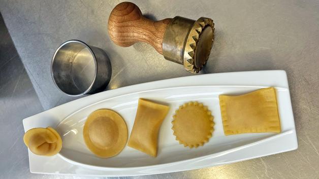 Die Form macht‘s am Ende: Links ausgestochen und eingedreht die Tortellini, dann drei Ravioli-Varianten und rechts eine gewickelte und an den Rändern verzierte Maultasche. Die Form macht‘s am Ende: Links ausgestochen und eingedreht die Tortellini, dann drei Ravioli-Varianten und rechts eine gewickelte und an den Rändern verzierte Maultasche.