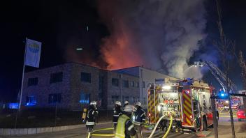 Halle mit Chlorgasprodukten in Flammen - Bevölkerung gewarnt