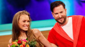 Michael Wendler mit Freundin Laura Müller in der RTL-Live-Show Pocher vs. Wendler - Schluss mit lustig! in den NOBEO St