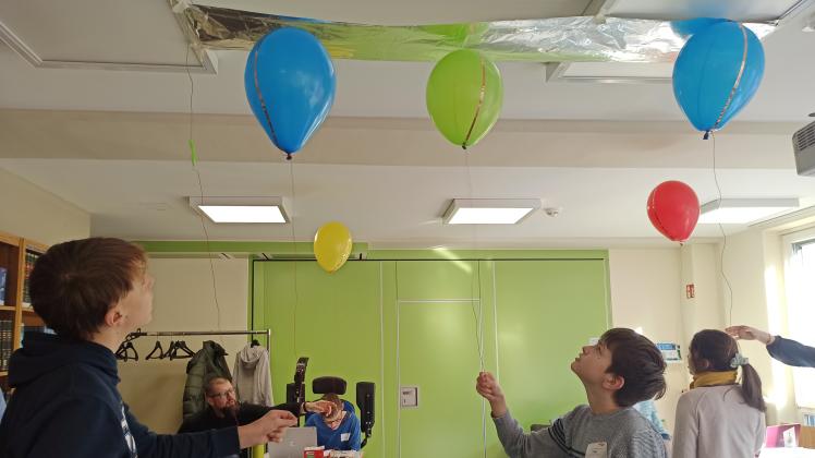 Die technikinteressierten Schüler versuchen sich am Aufbau einer Ballon-Orgel